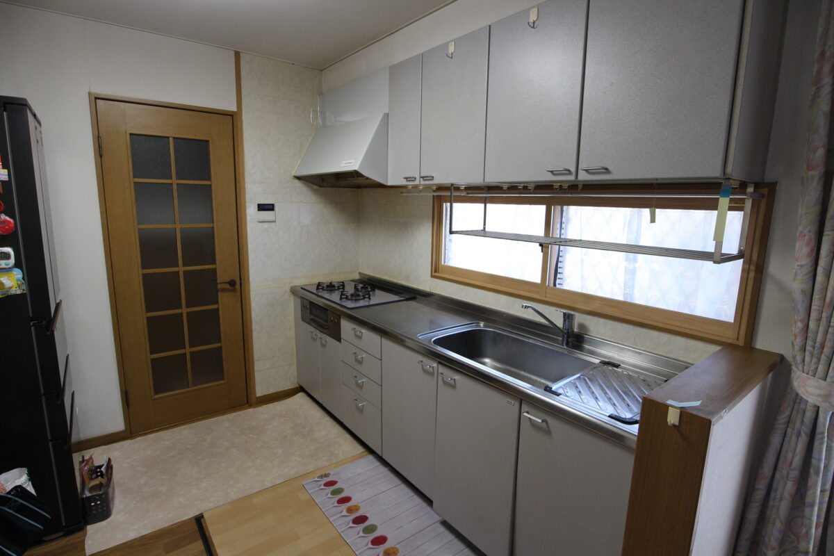 傷みが目立ってきたキッチンを　機能性＆収納力ＵＰで使い勝手良いキッチンに