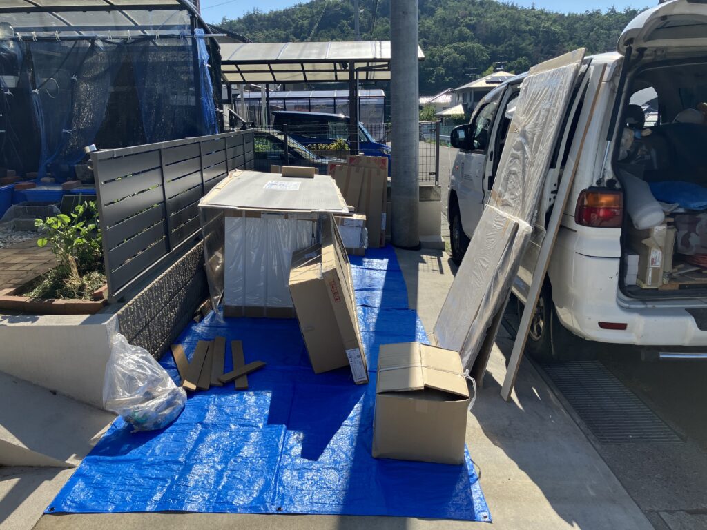 組立当日の朝、キッチン搬入風景