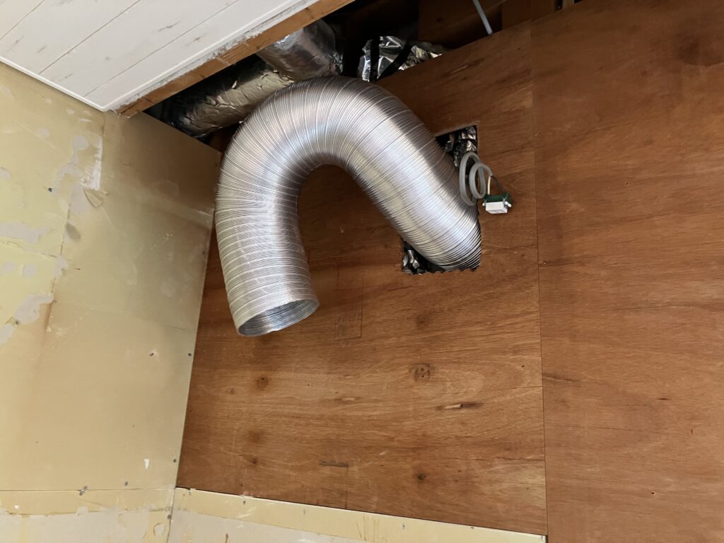 新レンジフードに合わせたダクト事前工事完了