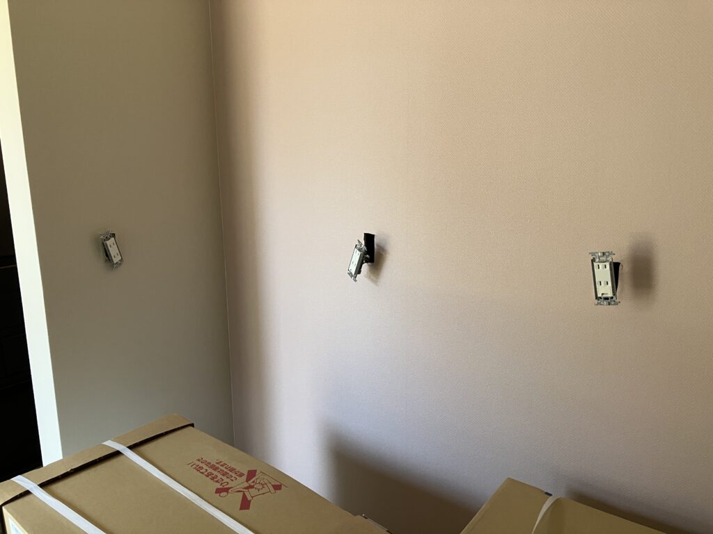 背面壁には必要箇所にコンセント類を増設