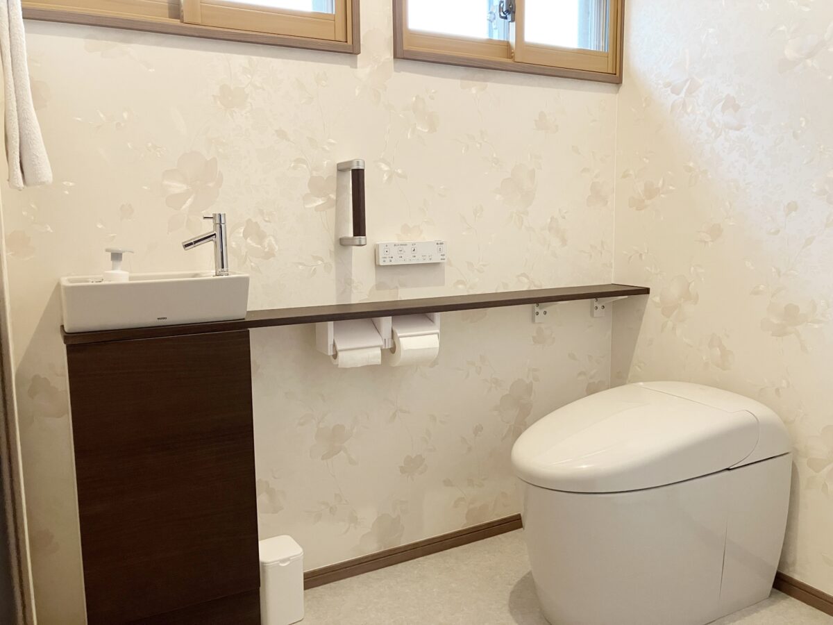 福島市　TOTO ネオレストＲＳ１＆コンフォートシリーズＭサイズ手洗器設置の広々レストルーム