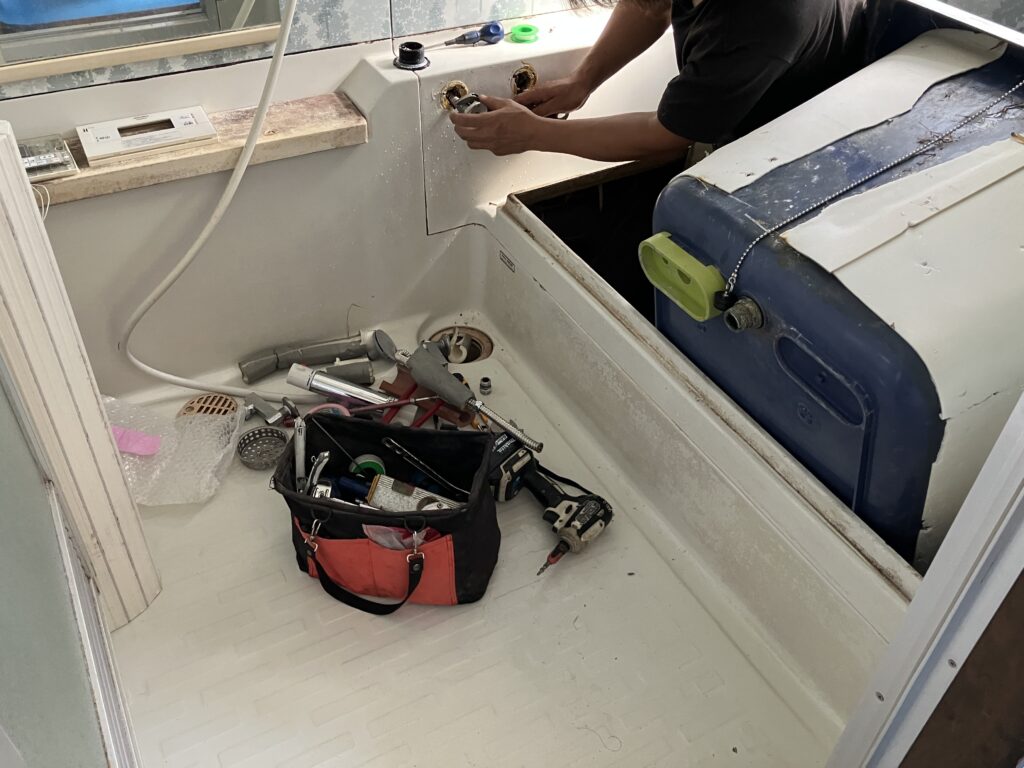 バスルームの解体開始
水栓外し中