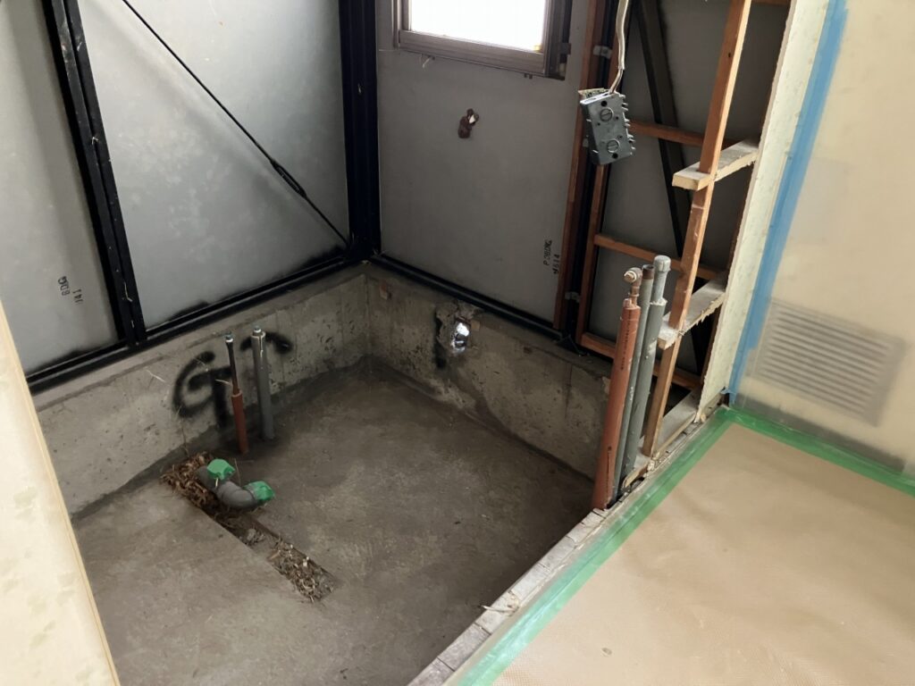 既存バスルームを撤去