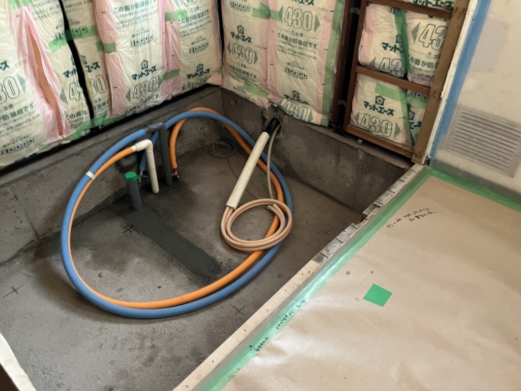 バスルーム組立前の配管工事完了