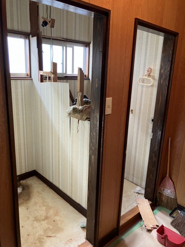 　　　　　トイレ間仕切壁解体中