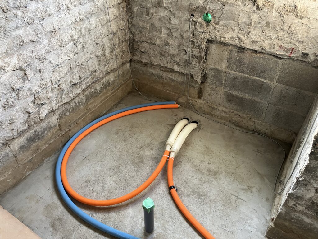 土間打設、組立前の配管工事完了