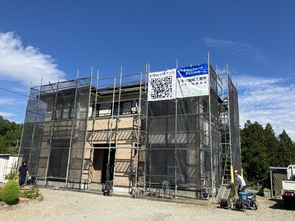 作業中事故が無いように。又、効率良く作業を進めるために足場設置は必須です。