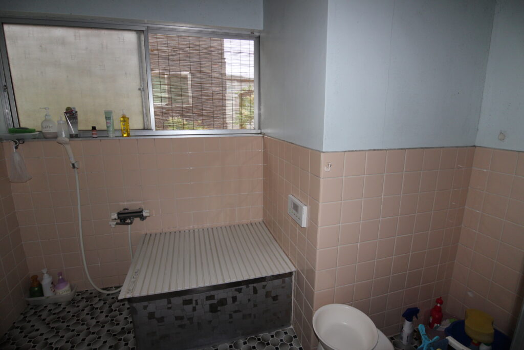 タイル張りで寒い浴室