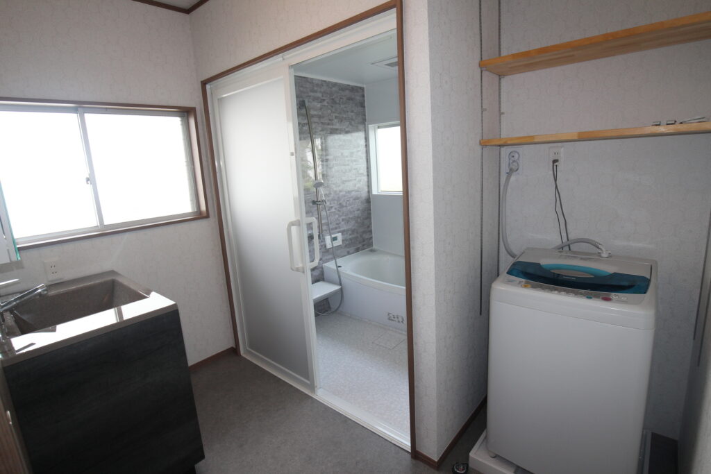 出入口はバリアフリーで開口部が広い引戸仕様
洗濯機置場も出来た洗面室