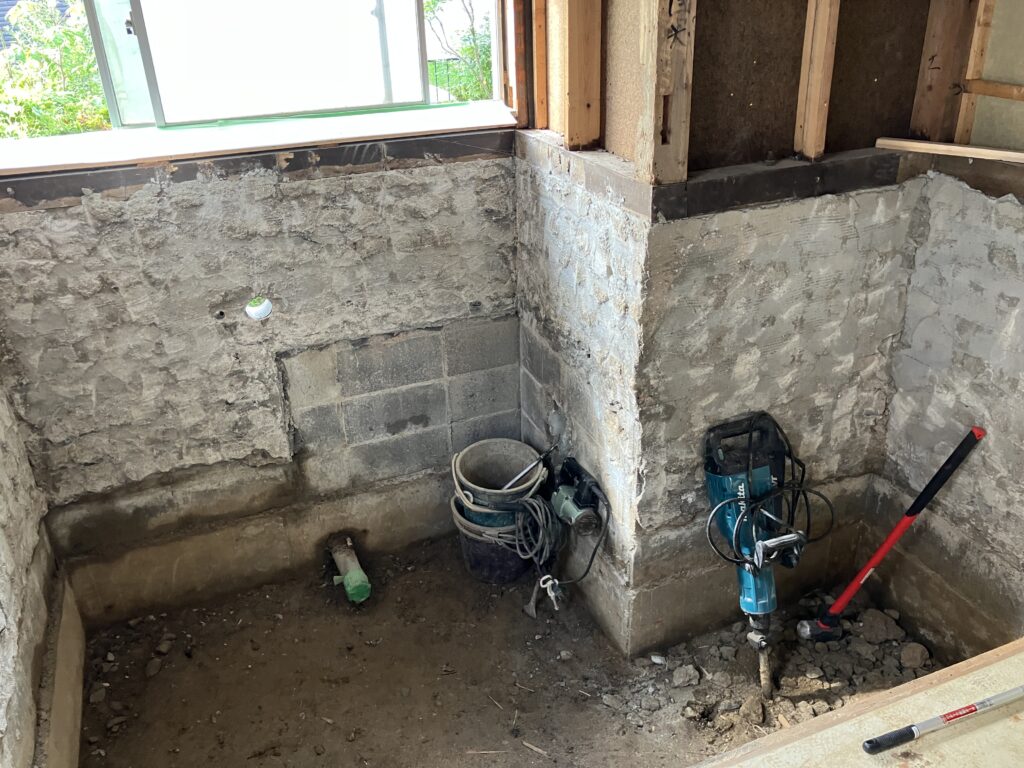 床・壁・天井解体完了
タイルは全て剥がしました