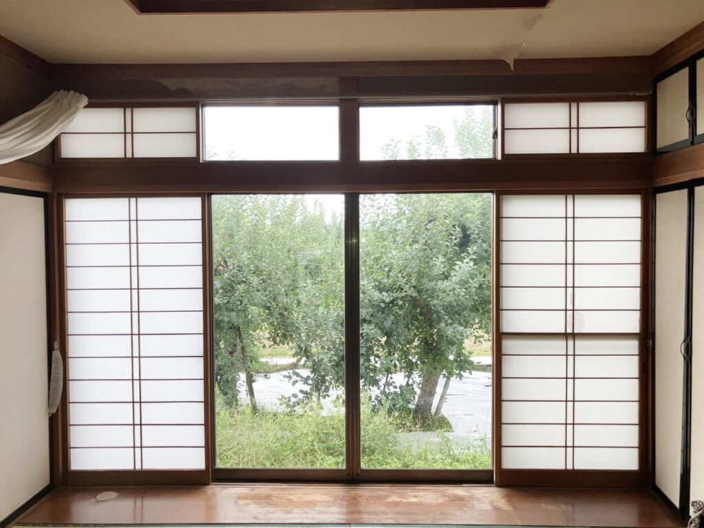 壁一面単板ガラスのアルミサッシ