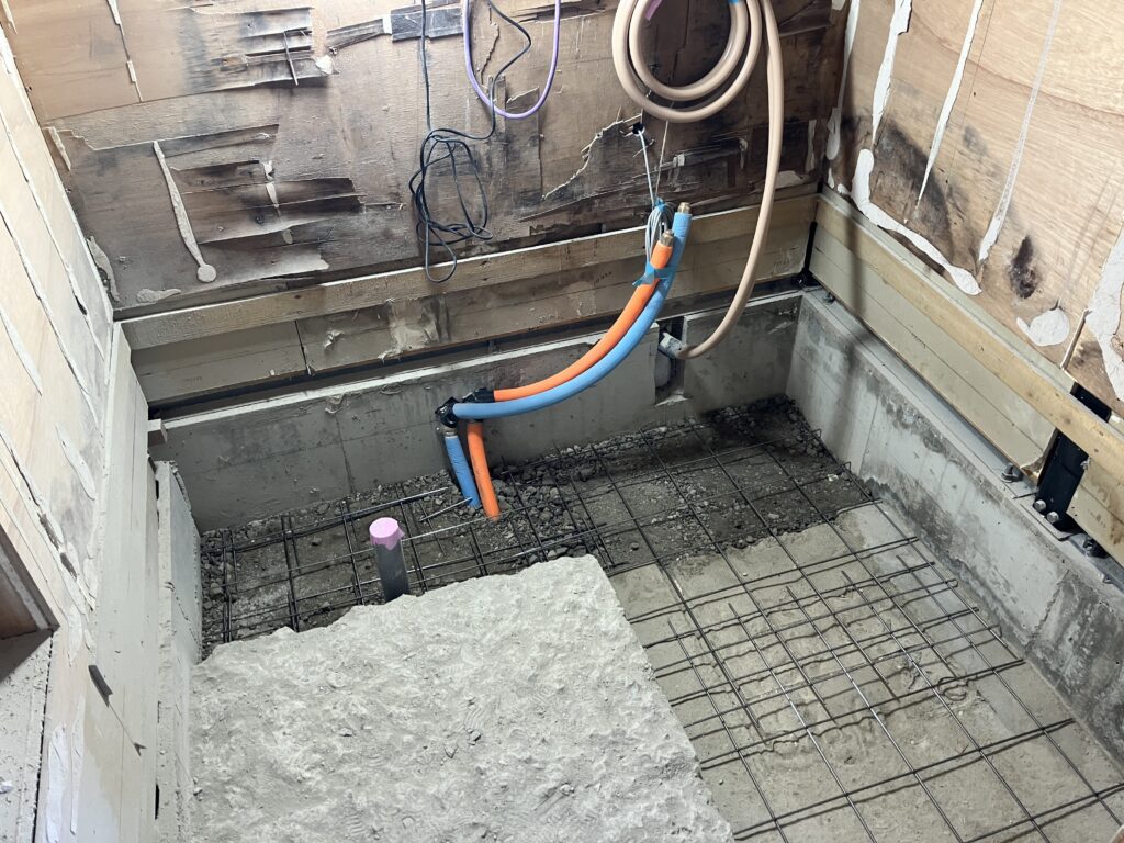 給排水の配管工事後は土間打設工事です。