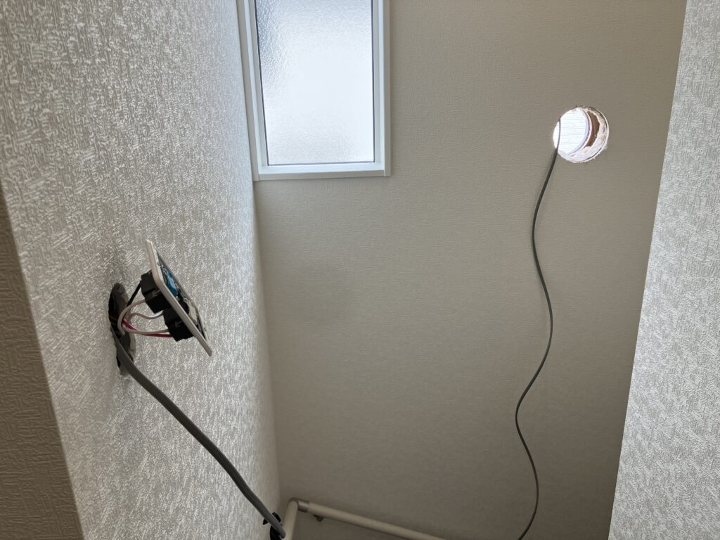 構造の問題で予定の場所に配線を通せなかったので、階段壁の中心付近に取り付けつことになりました。取り付ける箇所は開口済みです。